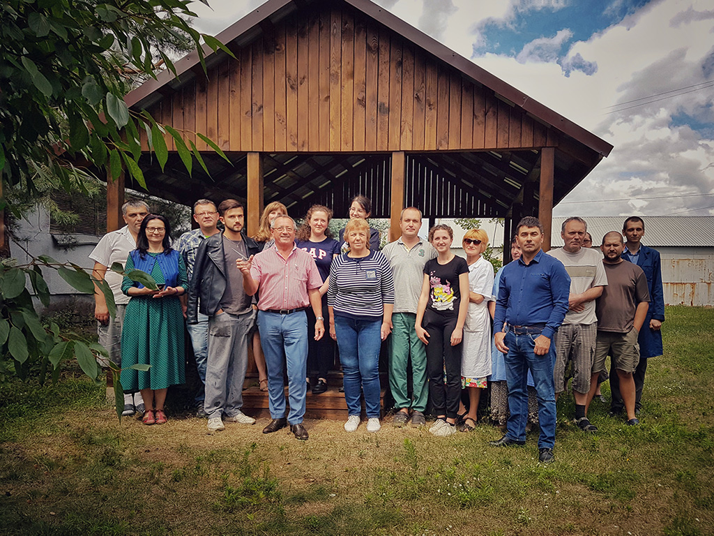Співробітники відділу №2 в дворі Інституту на відкритті новозбудованої альтанки для занять на відкритому повітрі. 2018р.