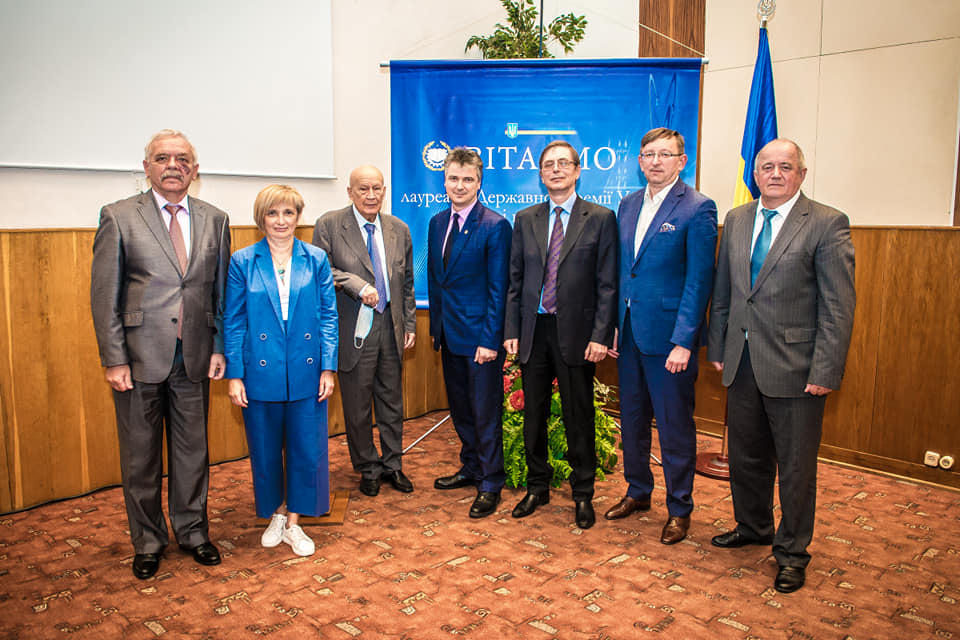 Відбулось вручення нагород лауреатів Державної премії України в галузі науки і техніки за 2019 рік. Серед нагороджених – завідуючий відділом хімії біоактивних азотовмісних гетероциклічних основ доктор хімічних наук, професор Володимир Сергійович Броварець. Державною премією України за 2019 рік був відзначений проєкт “Високоселективні методи синтезу гетероциклічних сполук для розробки компонентів функціональних матеріалів та створення нових лікарських засобів”.