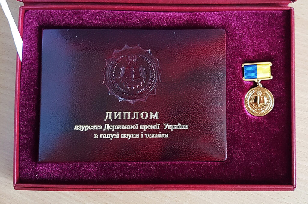 Відбулось вручення нагород лауреатів Державної премії України в галузі науки і техніки за 2019 рік. Серед нагороджених – завідуючий відділом хімії біоактивних азотовмісних гетероциклічних основ доктор хімічних наук, професор Володимир Сергійович Броварець. Державною премією України за 2019 рік був відзначений проєкт “Високоселективні методи синтезу гетероциклічних сполук для розробки компонентів функціональних матеріалів та створення нових лікарських засобів”.