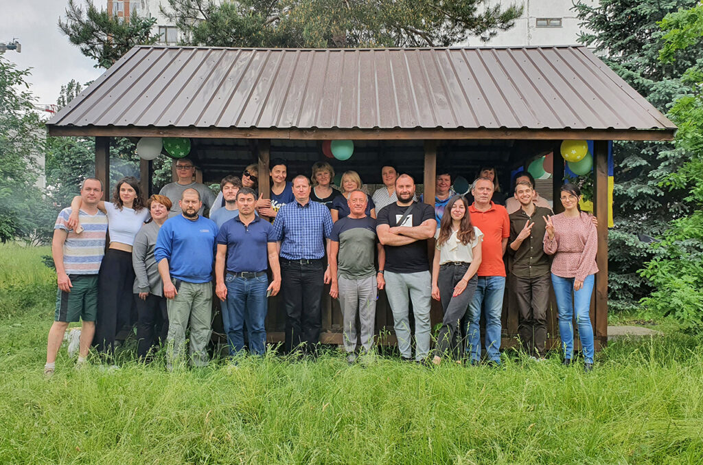 Співробітники відділу №2 біля альтанки на святкуванні Дня Хіміка 27.05.2021р.