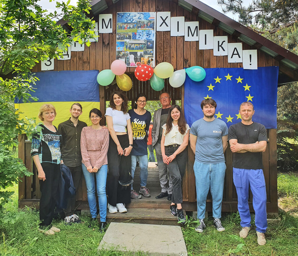 Співробітники відділу №2 біля альтанки на святкуванні Дня Хіміка 27.05.2021р.