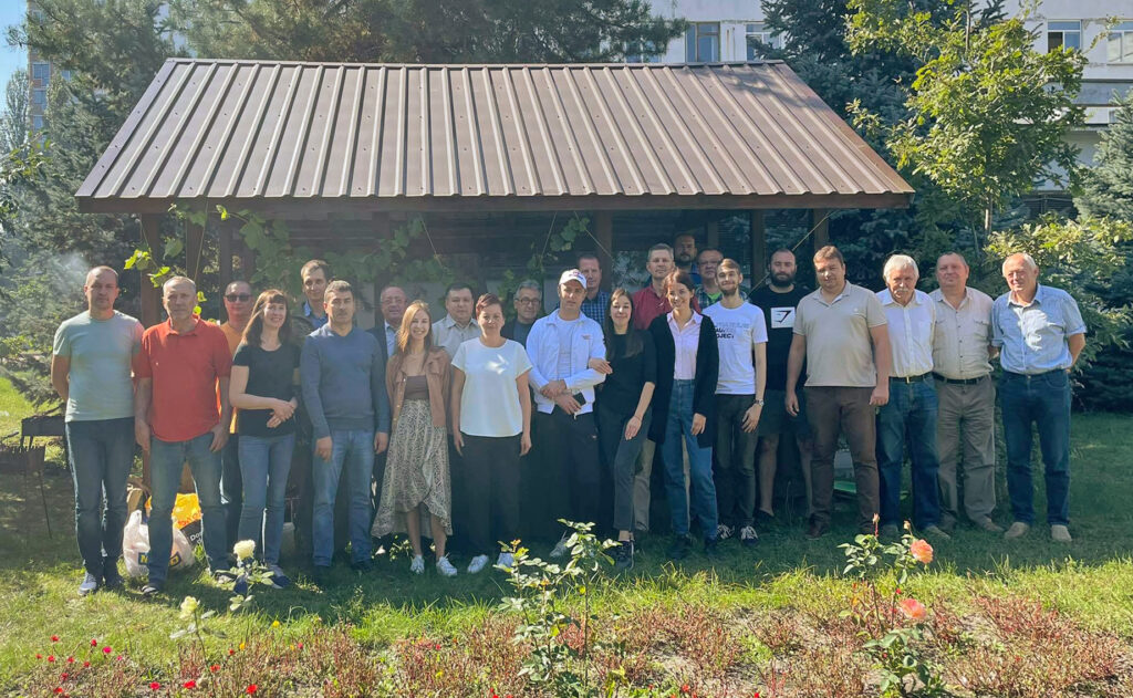 Співробітники відділу №2 біля альтанки на святкуванні Дня Хіміка 26.05.2023р.