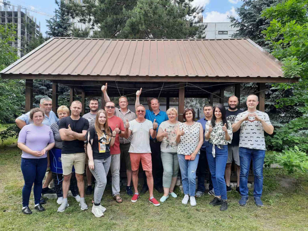 Співробітники відділу №2 біля альтанки на святкуванні Дня Хіміка 26.05.2023р.