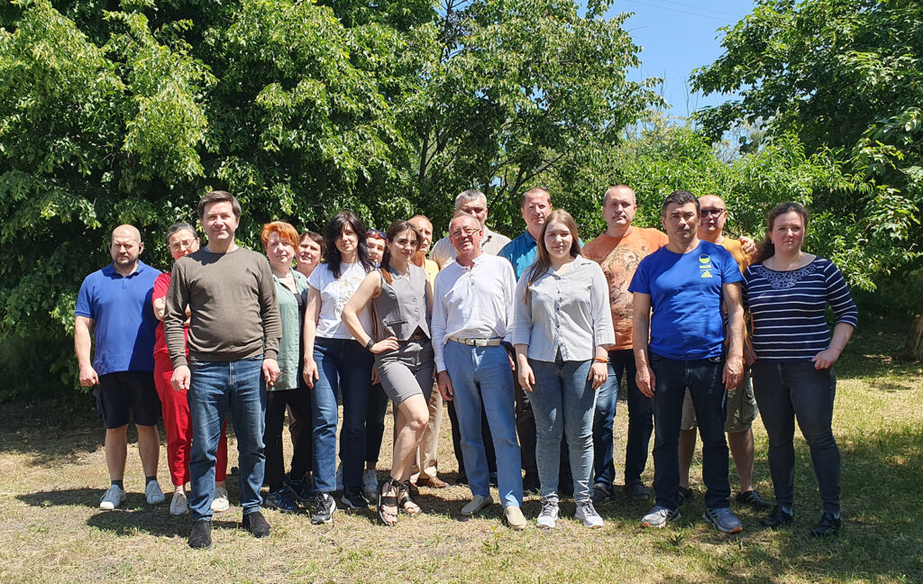 Співробітники відділу №2 біля альтанки на святкуванні Дня Хіміка 24.05.2024р.